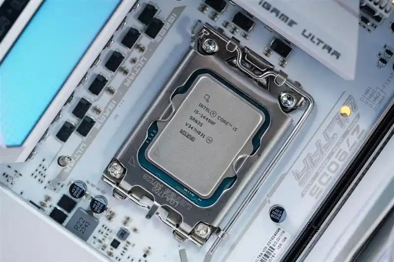 i5-14490F VS Ryzen 5 9500F 入门神U性能对比_14490F与9500F游戏表现分析_9500F