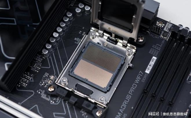 9800X3D_PCL秋季赛技嘉AORUS联名主机 AMD锐龙7 9800X3D B850M AORUS PRO WIFI7电竞雕 性价比 主板选择