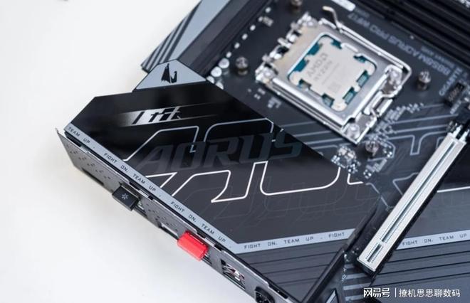 PCL秋季赛技嘉AORUS联名主机 AMD锐龙7 9800X3D B850M AORUS PRO WIFI7电竞雕 性价比 主板选择_9800X3D