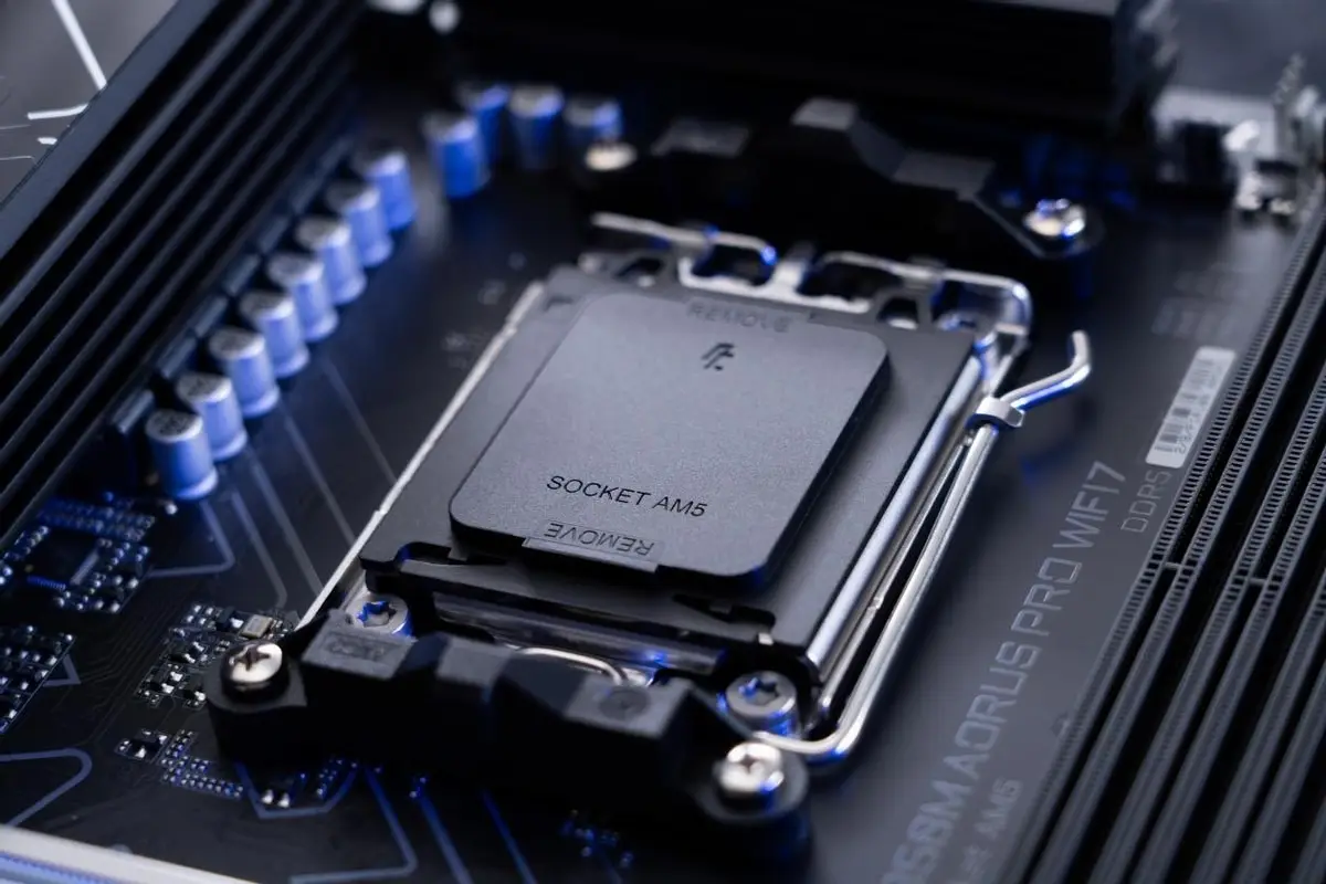PCL秋季赛技嘉AORUSB850M电竞雕主板_9800X3D_电竞硬件实战大考用户体验优化