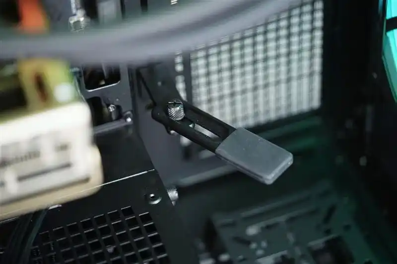 9950X3D_微星MPG VELOX 300R AIRFLOW PZ刀锋机箱_背插机箱设计创新