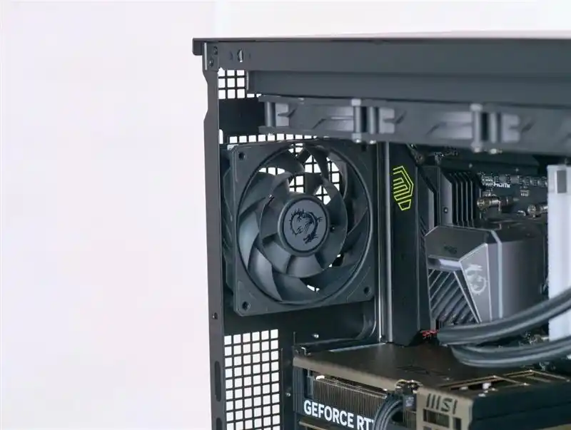 背插机箱设计创新_微星MPG VELOX 300R AIRFLOW PZ刀锋机箱_9950X3D