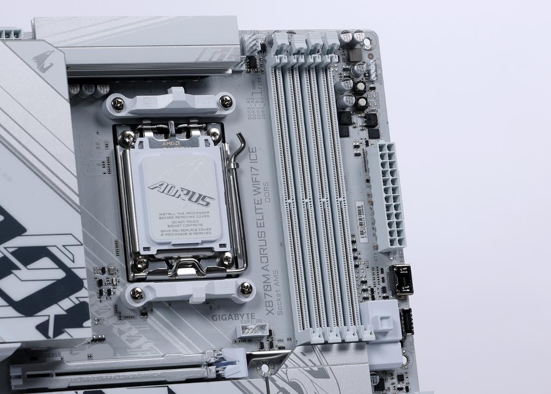 9700X_桌面小钢炮MATX机箱 高颜值小体积主机配置 5070星曜LUNA显卡