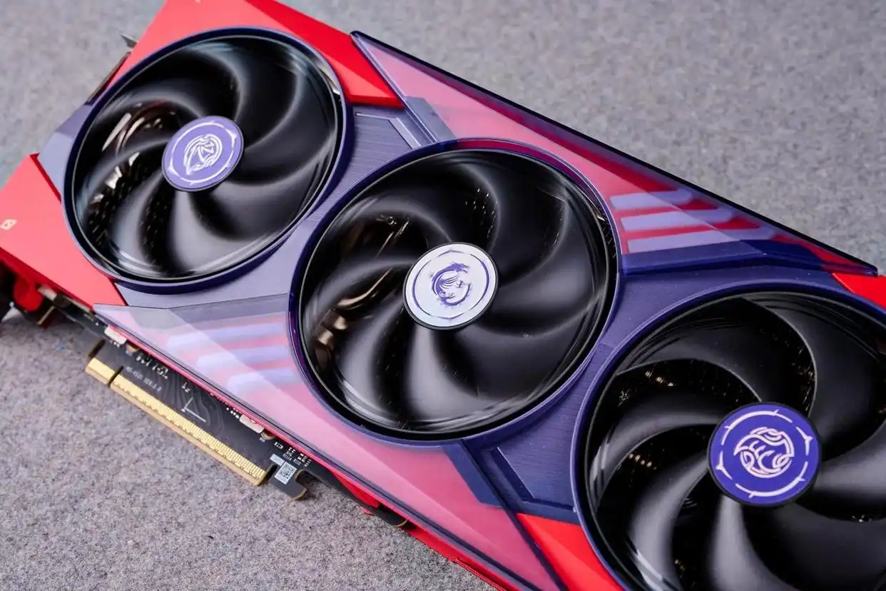 微星MLG魔龙姬定制整机_9700X_二次元信仰性能怪兽