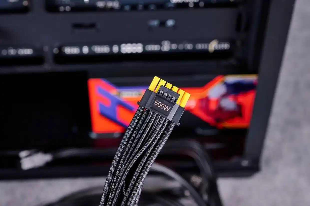 微星MLG魔龙姬定制整机_9700X_二次元信仰性能怪兽