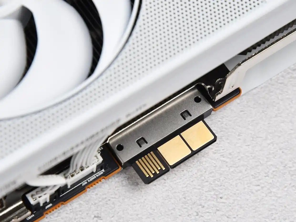 RX9070XT 16G D6 显卡性能评测_蓝宝石NiTRO+氮动极光RX9070XT Phantomlink评测_9800X3D