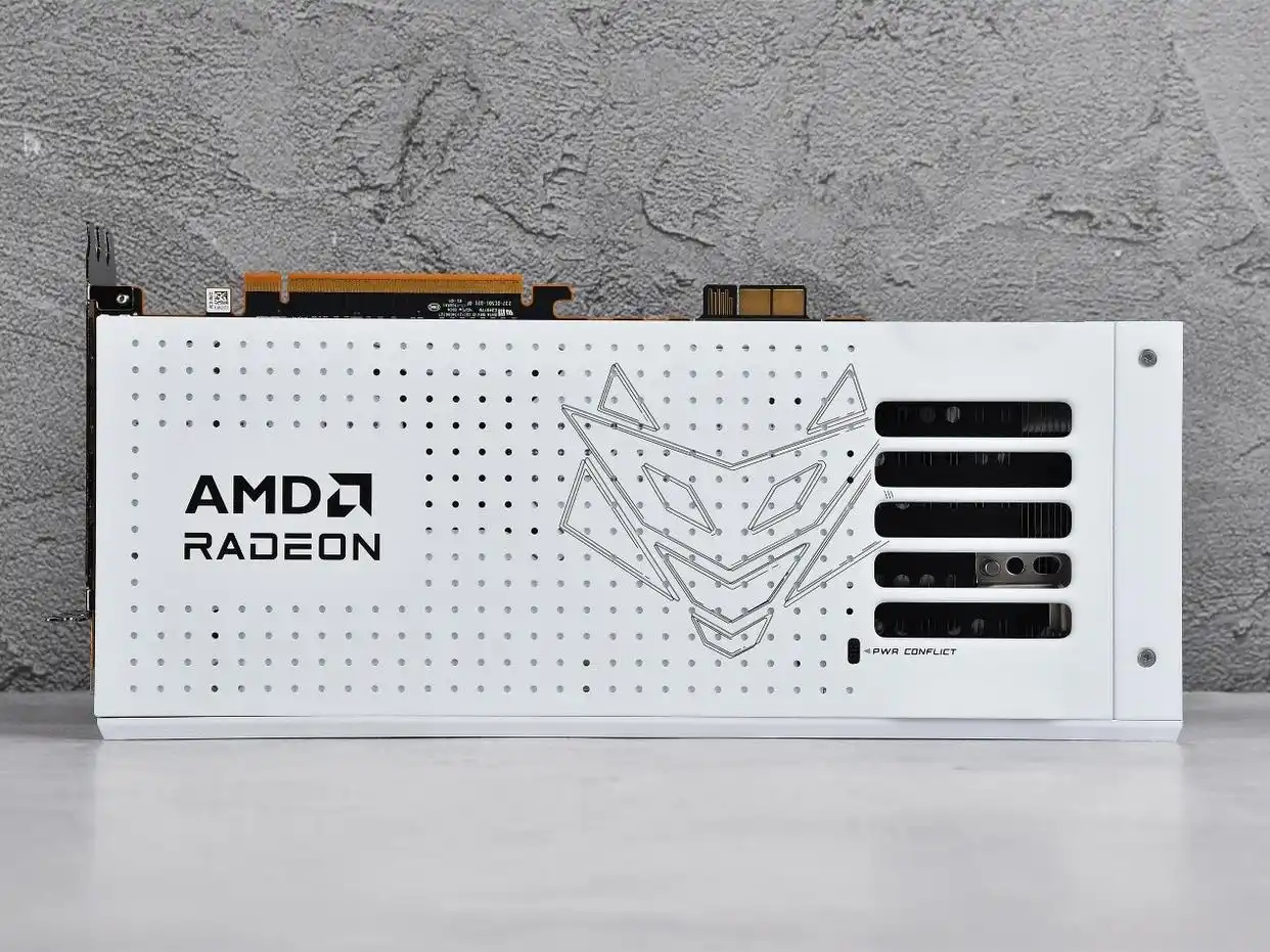 蓝宝石NiTRO+氮动极光RX 9070 XT 16G D6 Phantomlink PE评测 颜值性能超群