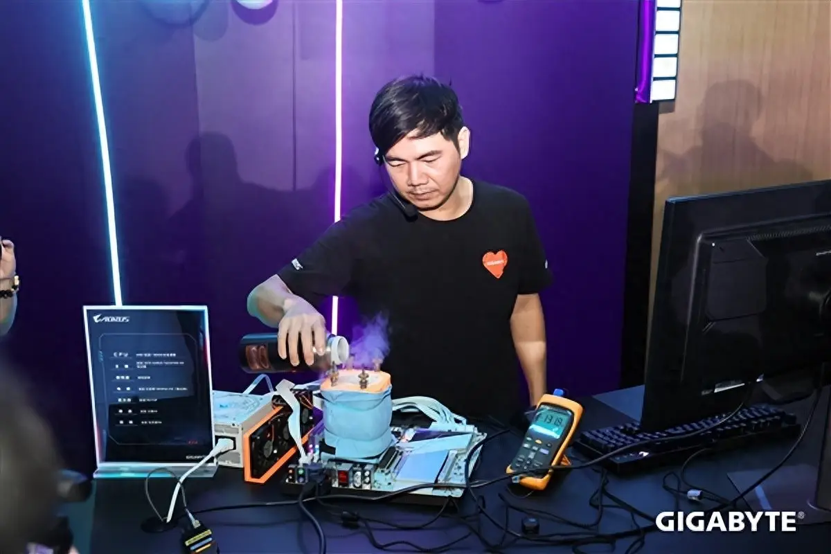 技嘉2025发布会_9800X3D_技嘉X870 AORUS TACHYON ICE 钛冰雕主板超频性能