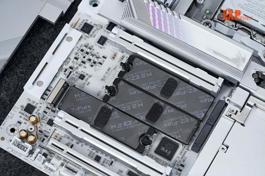 9950X3D_技嘉X870E AORUS MASTER X3D ICE主板 8层背钻PCB主板 X3D Turbo 2.0技术