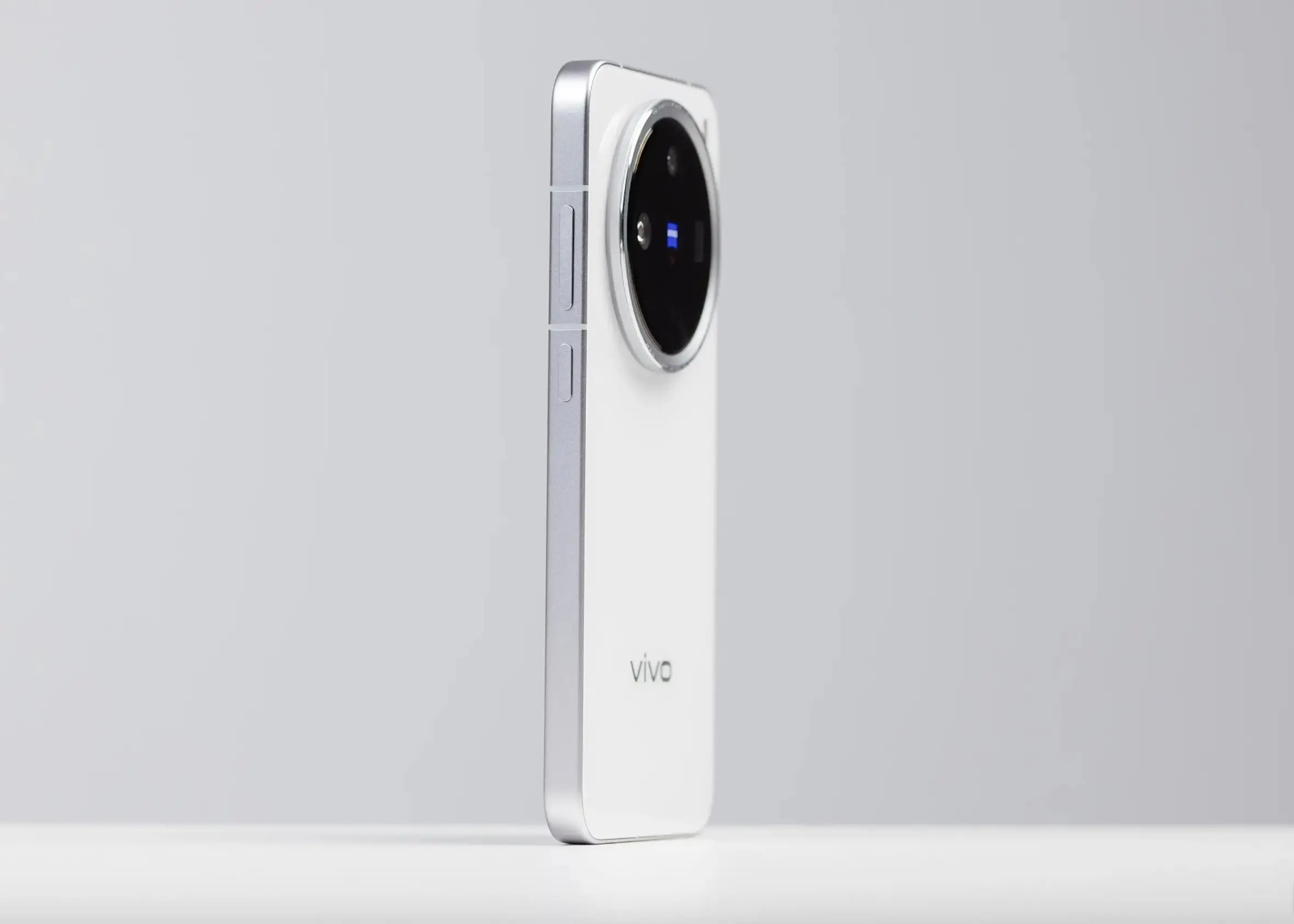 vivo加大清仓力度，12GB+512GB跌价1600元，小直屏旗舰更亲民了