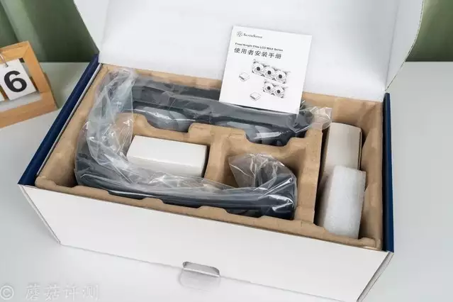 240水冷就能轻松按住9800X3D，银昕E240MAX巨幕3.95寸LCD水冷