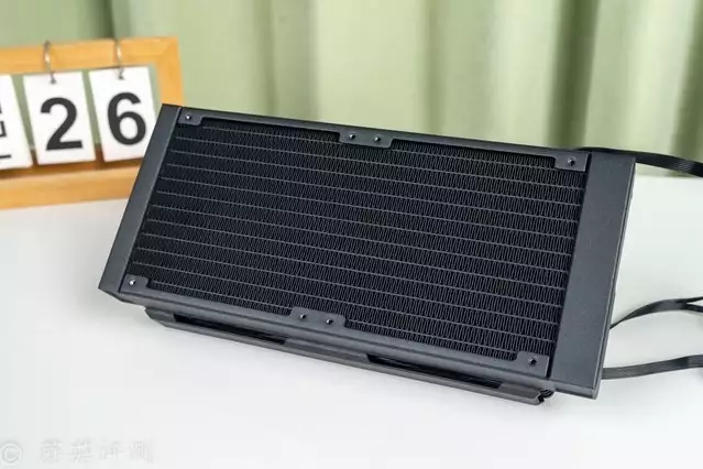 240水冷就能轻松按住9800X3D，银昕E240MAX巨幕3.95寸LCD水冷