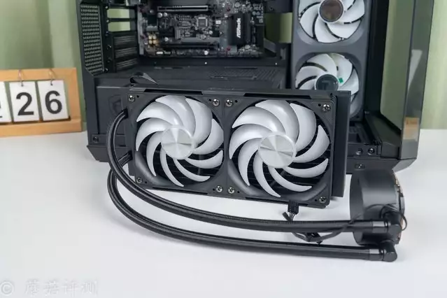 240水冷就能轻松按住9800X3D，银昕E240MAX巨幕3.95寸LCD水冷