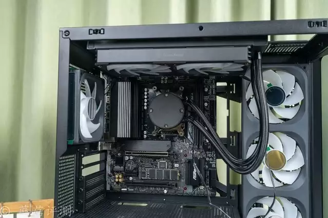 240水冷就能轻松按住9800X3D，银昕E240MAX巨幕3.95寸LCD水冷