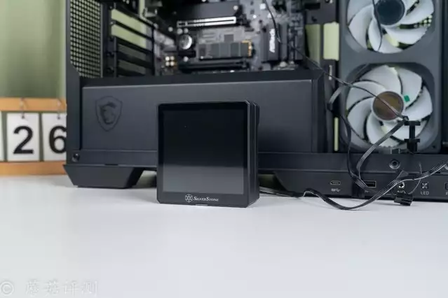 240水冷就能轻松按住9800X3D，银昕E240MAX巨幕3.95寸LCD水冷