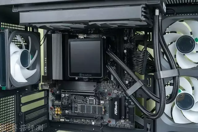 240水冷就能轻松按住9800X3D，银昕E240MAX巨幕3.95寸LCD水冷