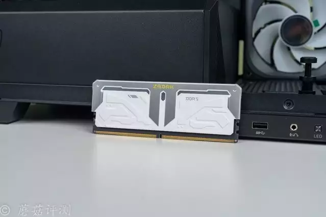 240水冷就能轻松按住9800X3D，银昕E240MAX巨幕3.95寸LCD水冷