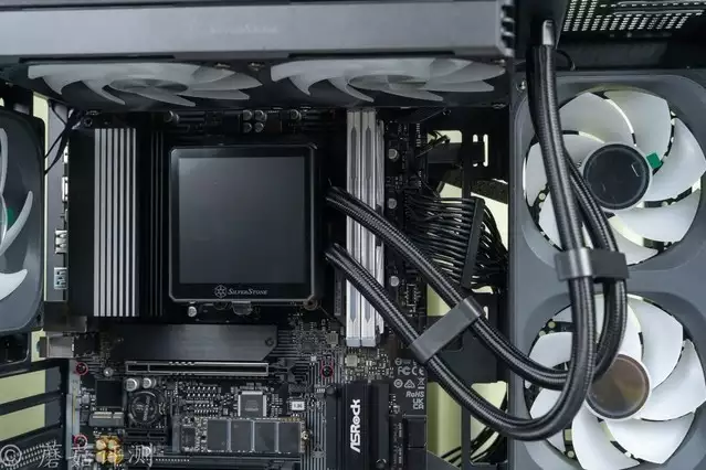 240水冷就能轻松按住9800X3D，银昕E240MAX巨幕3.95寸LCD水冷