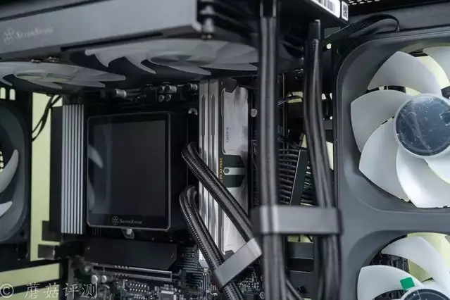 240水冷就能轻松按住9800X3D，银昕E240MAX巨幕3.95寸LCD水冷