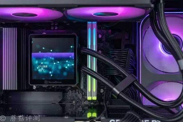 240水冷就能轻松按住9800X3D，银昕E240MAX巨幕3.95寸LCD水冷