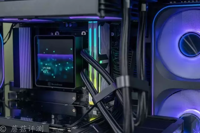 240水冷就能轻松按住9800X3D，银昕E240MAX巨幕3.95寸LCD水冷