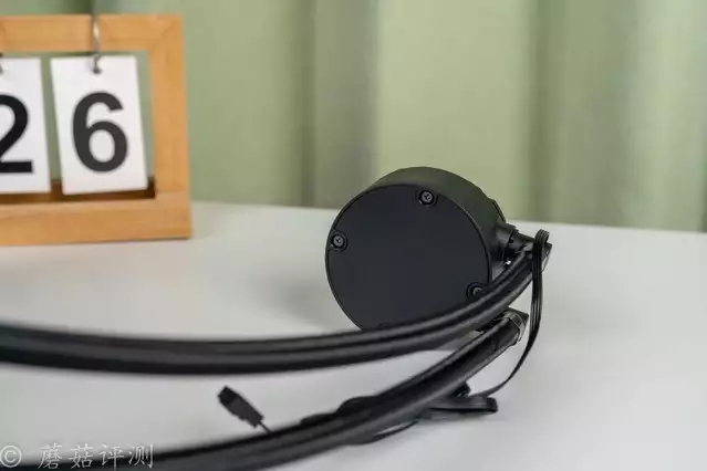 240水冷就能轻松按住9800X3D，银昕E240MAX巨幕3.95寸LCD水冷