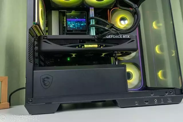 240水冷就能轻松按住9800X3D，银昕E240MAX巨幕3.95寸LCD水冷