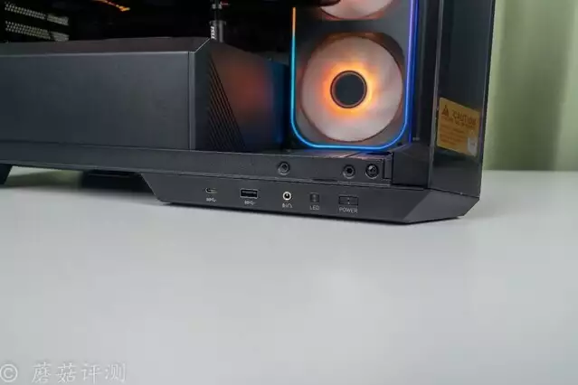 240水冷就能轻松按住9800X3D，银昕E240MAX巨幕3.95寸LCD水冷