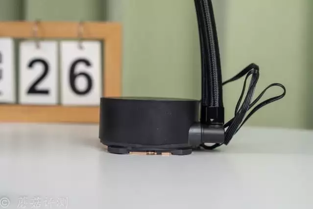 240水冷就能轻松按住9800X3D，银昕E240MAX巨幕3.95寸LCD水冷