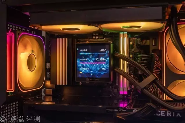 240水冷就能轻松按住9800X3D，银昕E240MAX巨幕3.95寸LCD水冷