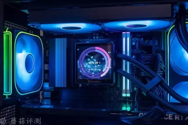 240水冷就能轻松按住9800X3D，银昕E240MAX巨幕3.95寸LCD水冷