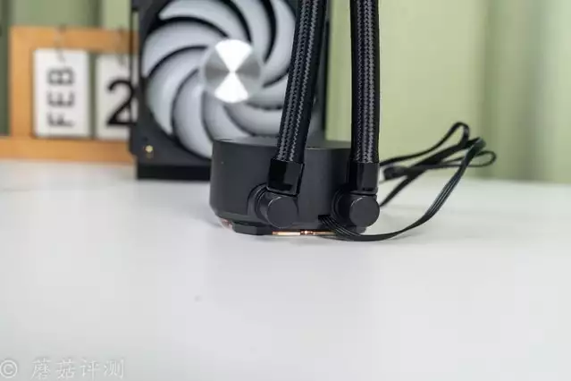 240水冷就能轻松按住9800X3D，银昕E240MAX巨幕3.95寸LCD水冷