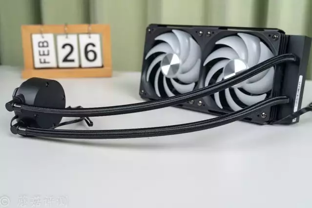 240水冷就能轻松按住9800X3D，银昕E240MAX巨幕3.95寸LCD水冷