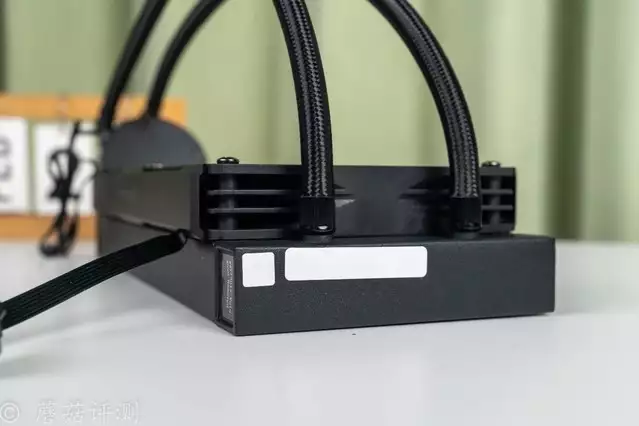 240水冷就能轻松按住9800X3D，银昕E240MAX巨幕3.95寸LCD水冷