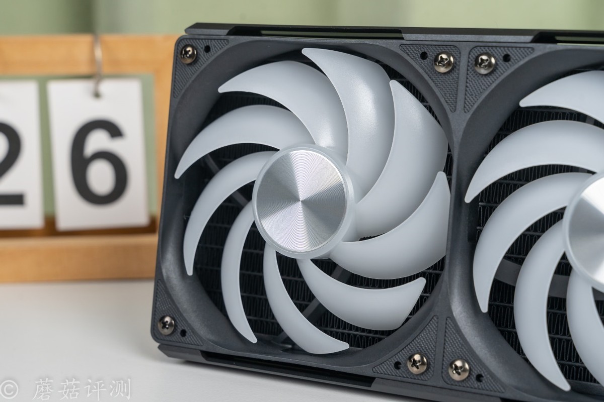 240水冷就能轻松按住9800X3D，银昕E240 MAX巨幕3.95寸LCD水冷 评测