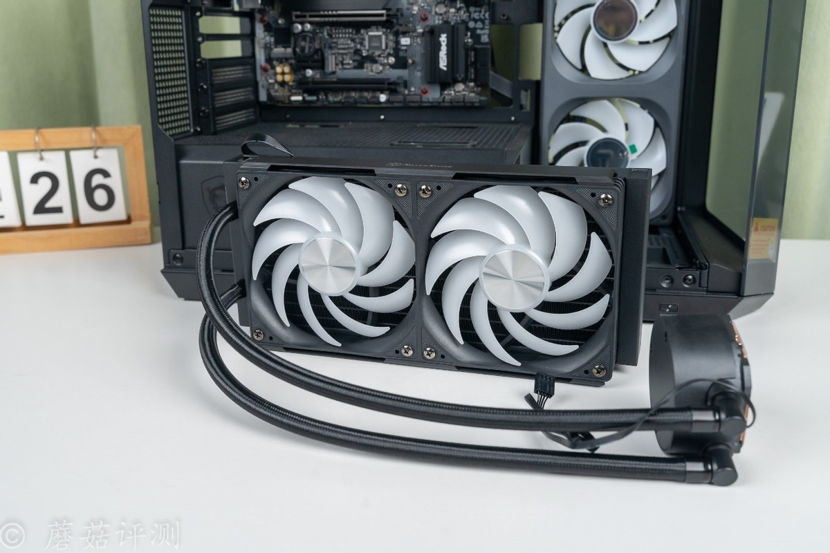 240水冷就能轻松按住9800X3D，银昕E240 MAX巨幕3.95寸LCD水冷 评测