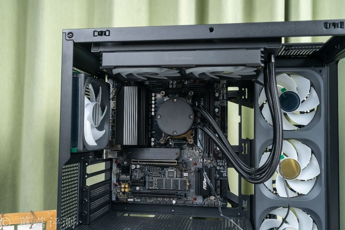 240水冷就能轻松按住9800X3D，银昕E240 MAX巨幕3.95寸LCD水冷 评测