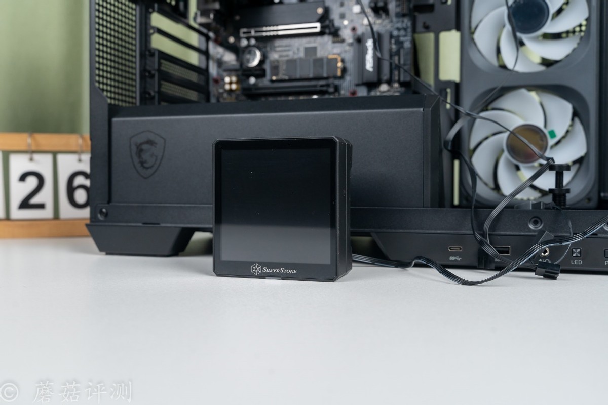 240水冷就能轻松按住9800X3D，银昕E240 MAX巨幕3.95寸LCD水冷 评测