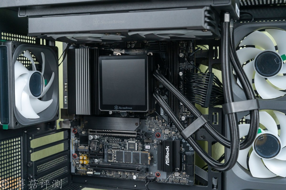 240水冷就能轻松按住9800X3D，银昕E240 MAX巨幕3.95寸LCD水冷 评测