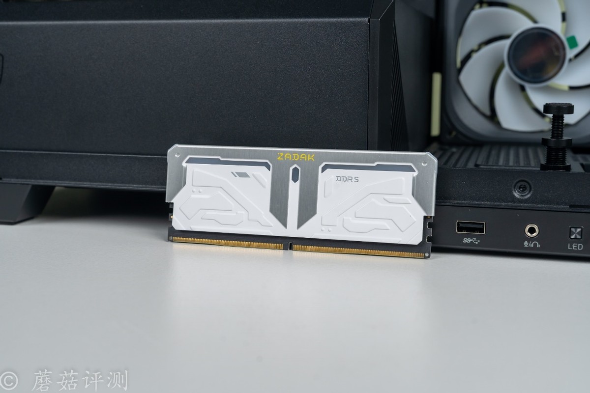 240水冷就能轻松按住9800X3D，银昕E240 MAX巨幕3.95寸LCD水冷 评测