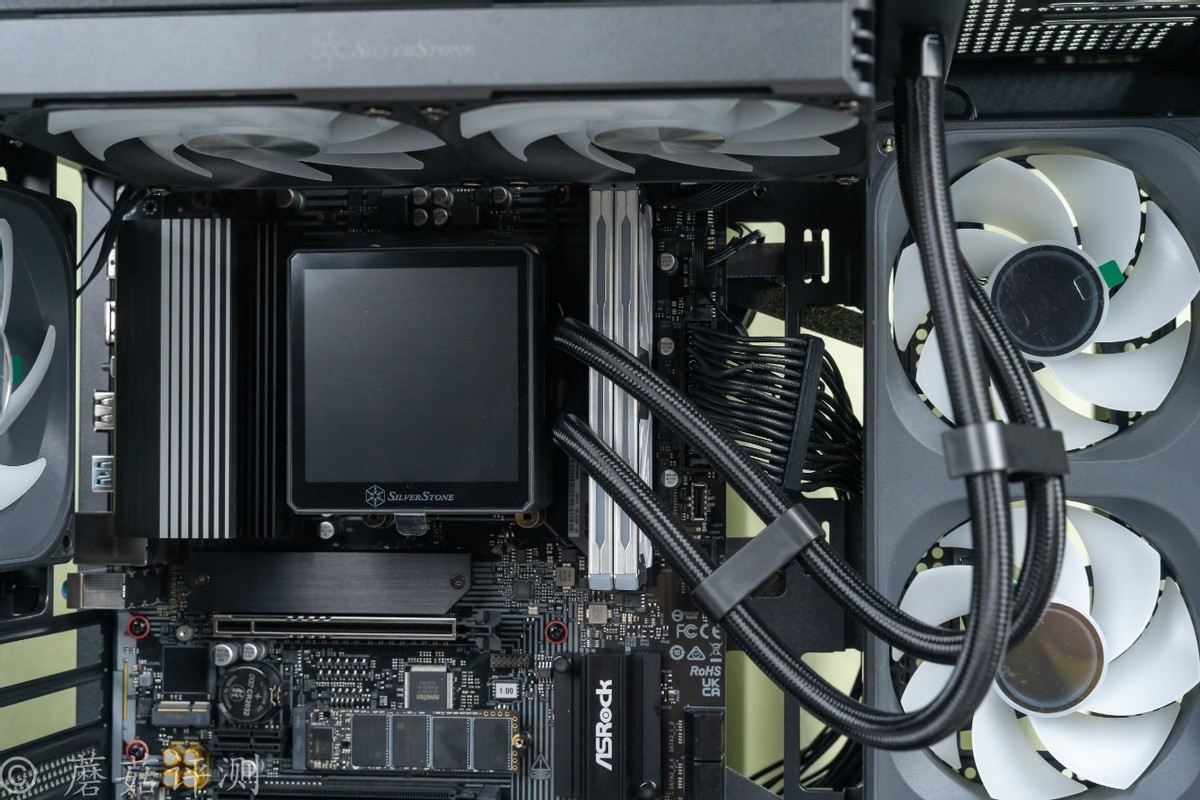 240水冷就能轻松按住9800X3D，银昕E240 MAX巨幕3.95寸LCD水冷 评测