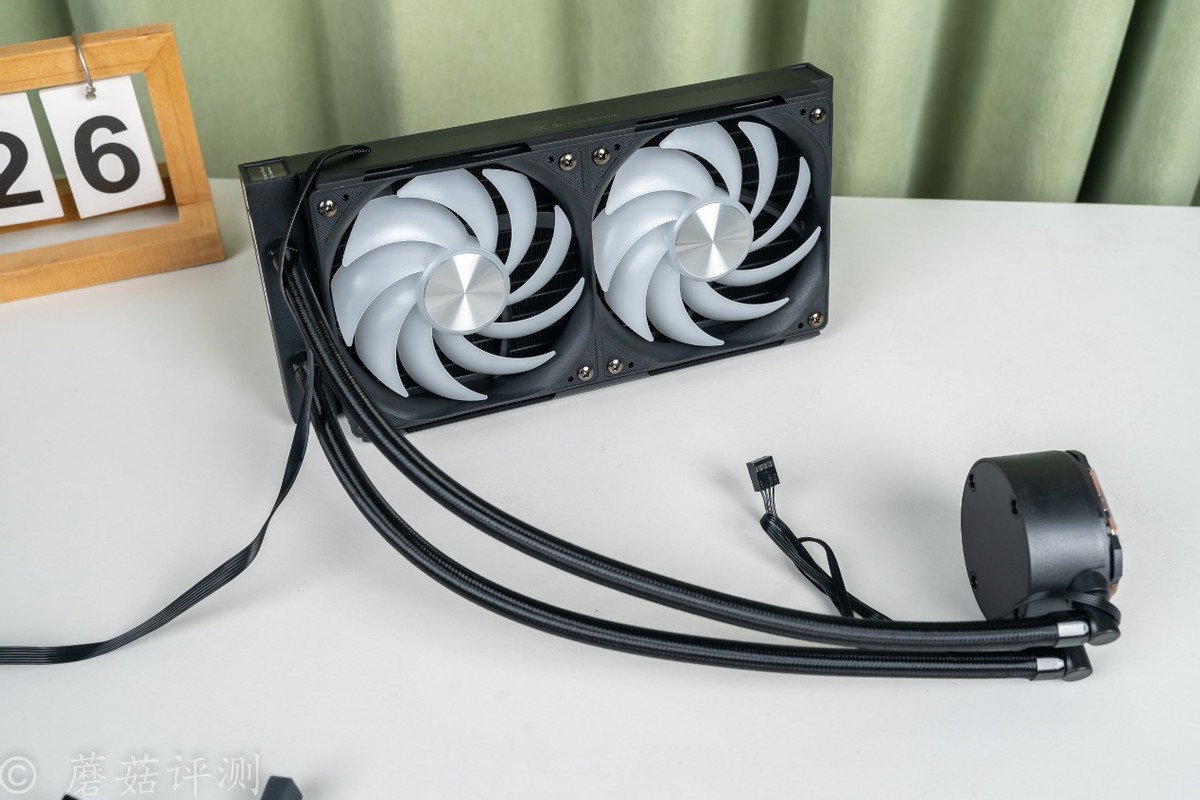 240水冷就能轻松按住9800X3D，银昕E240 MAX巨幕3.95寸LCD水冷 评测