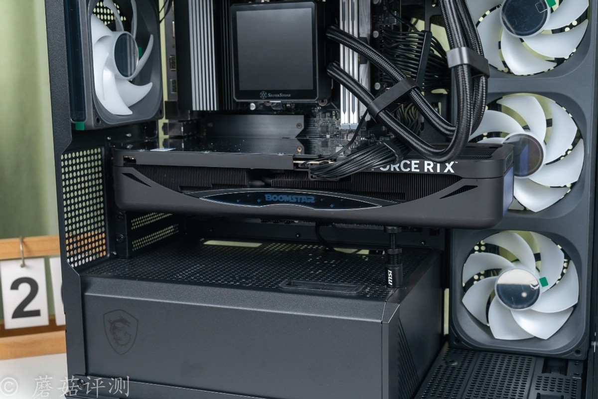 240水冷就能轻松按住9800X3D，银昕E240 MAX巨幕3.95寸LCD水冷 评测