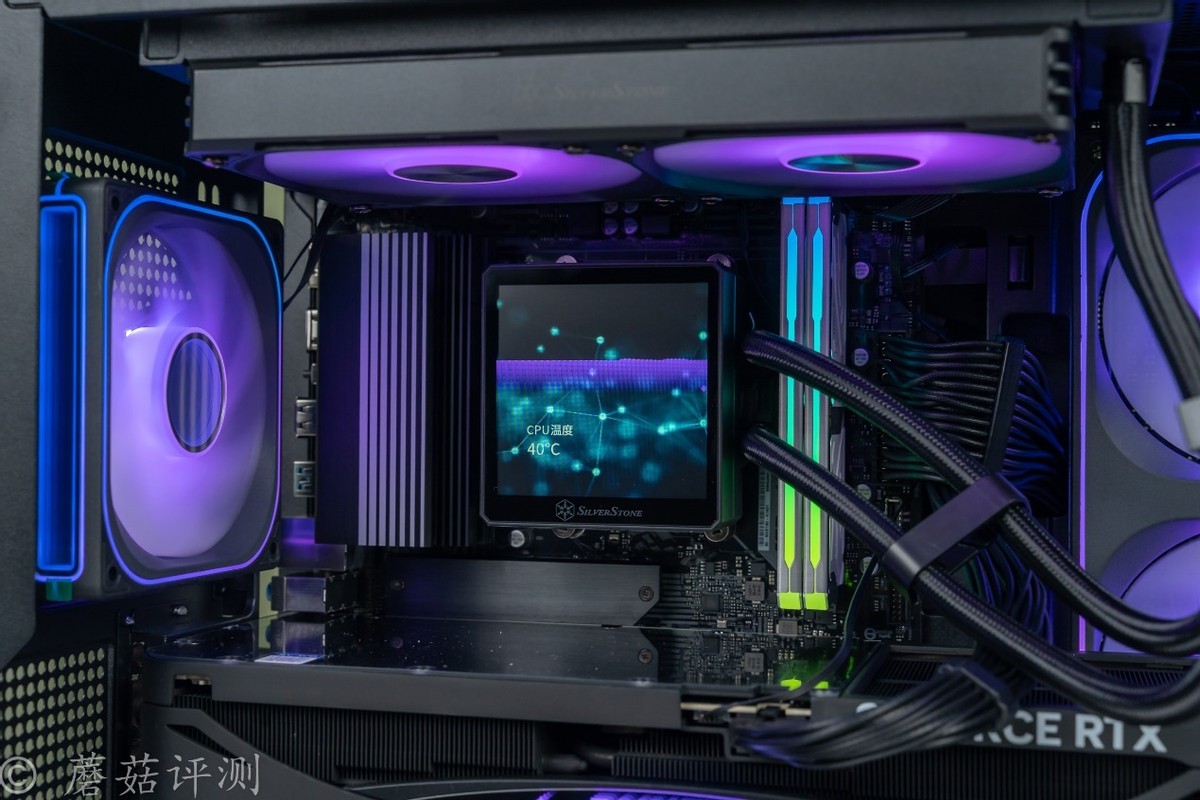 240水冷就能轻松按住9800X3D，银昕E240 MAX巨幕3.95寸LCD水冷 评测