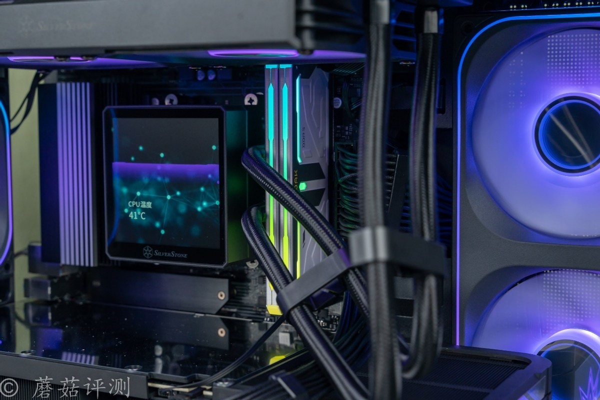 240水冷就能轻松按住9800X3D，银昕E240 MAX巨幕3.95寸LCD水冷 评测