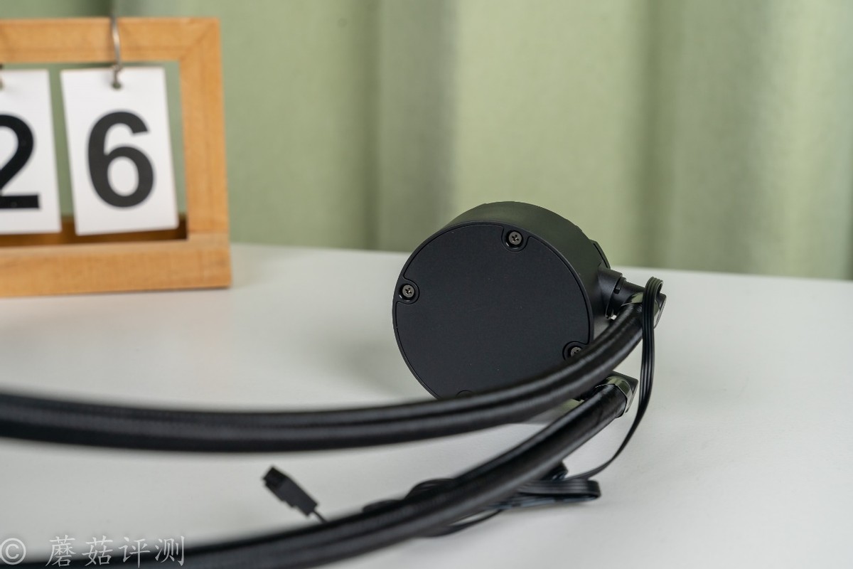 240水冷就能轻松按住9800X3D，银昕E240 MAX巨幕3.95寸LCD水冷 评测