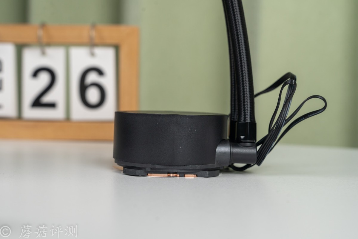 240水冷就能轻松按住9800X3D，银昕E240 MAX巨幕3.95寸LCD水冷 评测