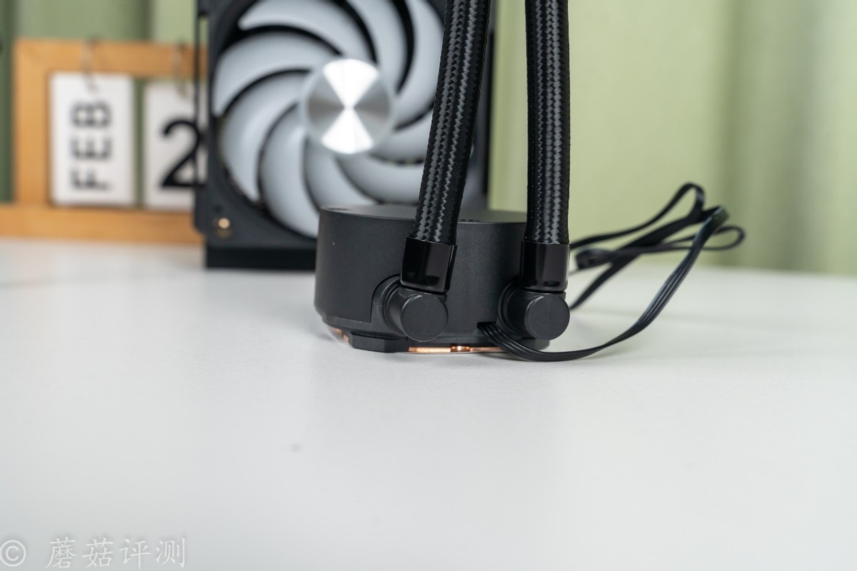 240水冷就能轻松按住9800X3D，银昕E240 MAX巨幕3.95寸LCD水冷 评测