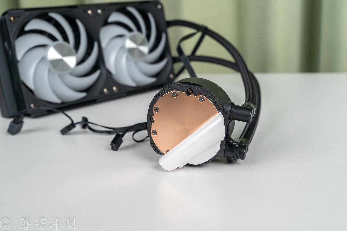 240水冷就能轻松按住9800X3D，银昕E240 MAX巨幕3.95寸LCD水冷 评测