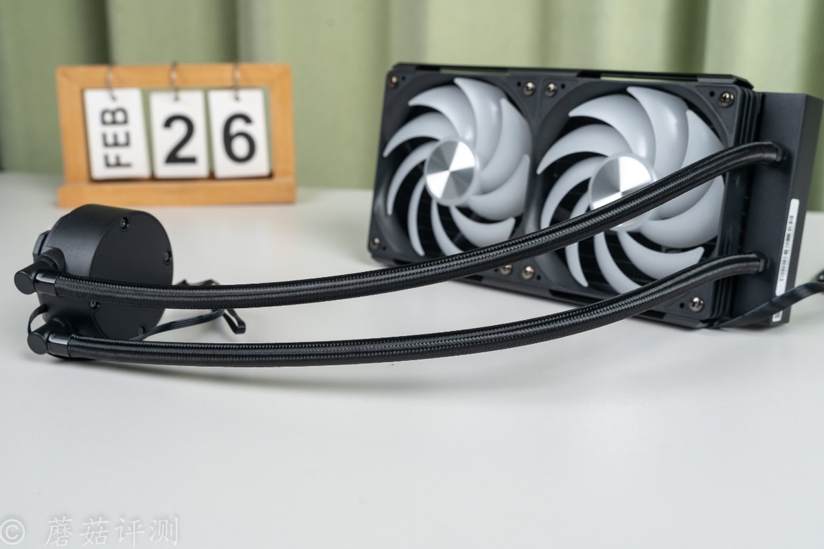 240水冷就能轻松按住9800X3D，银昕E240 MAX巨幕3.95寸LCD水冷 评测